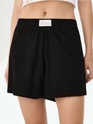 Szorty piżamowe - czarny. Czarne piżamy damskie Sinsay, bez wzorów. Za 15.99 zł.