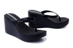 IPANEMA 83521 High Fashion Thong Fem AQ576 black, japonki damskie. Czarne klapki damskie Ipanema, bez wzorów, bez obcasa, na koturnie. Za 199.90 zł.