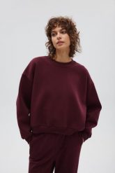 Bluza damska typu oversize w kolorze BURGUNDY - PINEY. Czerwone bluzy bez kaptura damskie Marsala, uniwersalny, z bawełny. Za 259.90 zł.