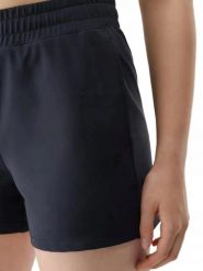 SPODENKI DAMSKIE 4F TRENINGOWE SZYBKOSCHNĄCE KRÓTKIE KOLOR CZARNY. Czarne spodenki sportowe damskie 4f, l, z materiału, do biegania. Za 99.99 zł.
