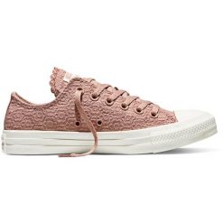 Buty sportowe Converse Chuck Taylor All Star. Czerwone buty sportowe na co dzień damskie Converse, z materiału, bez zapięcia. Za 590.00 zł.