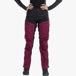Spodnie outdoor Hiking damska Swedemount Nordkap Stretch Pants 2.0 oddychająca. Czarne spodnie dresowe damskie SWEDEMOUNT, bez wzorów, z tkaniny. Za 499.99 zł.