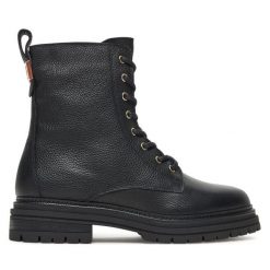 Trzewiki Tommy Hilfiger. Czarne botki damskie Tommy Hilfiger, bez obcasa, na płaskiej podeszwie, bez zapięcia. Za 599.99 zł.