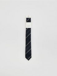 Krawat w paski - granatowy. Niebieskie krawaty i muchy męskie Reserved, bez wzorów. Za 59.99 zł.