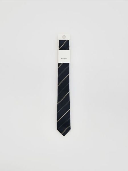 Krawat w paski - granatowy. Niebieskie krawaty i muchy męskie Reserved, bez wzorów. Za 59.99 zł.