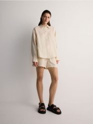 Koszula z lnem - kremowy. Białe koszule damskie Reserved, l, bez wzorów, z wiskozy, bez kołnierzyka, bez ramiączek. W wyprzedaży za 49.99 zł.