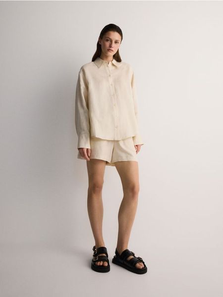 Koszula z lnem - kremowy. Białe koszule damskie Reserved, l, bez wzorów, z wiskozy, bez kołnierzyka, bez ramiączek. W wyprzedaży za 49.99 zł.