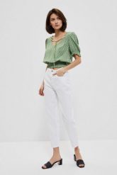 Jeansy białe mom fit. Białe jeansy damskie MOODO, z podwyższonym stanem. W wyprzedaży za 47.99 zł.