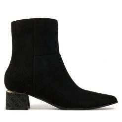 Botki Guess. Czarne botki damskie Guess, bez obcasa, na słupku, bez zapięcia. Za 789.99 zł.