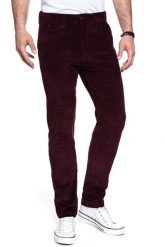 LEVI’S 502 REGULAR TAPER MĘSKIE SPODNIE SZTRUKSOWE SZTRUKS RED 521630010. Czerwone spodnie materiałowe męskie Levi's, bez wzorów, ze sztruksu. W wyprzedaży za 99.99 zł.