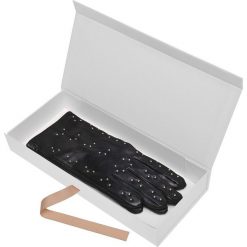 SKÓRZANE RĘKAWICZKI Z METALOWYMI NITAMI. Czarne rękawiczki damskie TOP SECRET, na lato, bez wzorów. W wyprzedaży za 49.99 zł.