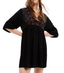Desigual Vest Marian damska sukienka z wiskozy czarna haftowana 3/4 rękawy S. Czarne sukienki damskie Desigual, s, z aplikacjami, z materiału, bez kołnierzyka, bez ramiączek, mini. Za 357.99 zł.