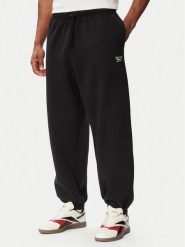 Reebok Spodnie dresowe Filip RK25727CCM Czarny Regular Fit. Czarne spodnie dresowe męskie Reebok, bez wzorów, z dresówki. Za 199.99 zł.