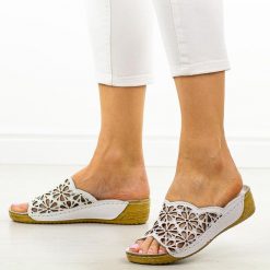 Białe ażurowe skórzane klapki damskie T.Sokolski L225. Białe klapki damskie Sokolski, w ażurowe wzory, z materiału, bez obcasa, na koturnie. Za 249.00 zł.