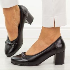 Czarne skórzane czółenka damskie Cambell 19450. Czarne czółenka damskie Cambell, bez wzorów, ze skóry, z okrągłym noskiem, bez obcasa, na słupku. Za 219.00 zł.