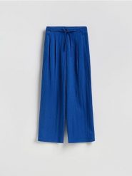 Luźne spodnie z lyocellem - niebieski. Niebieskie spodnie materiałowe damskie Reserved, bez wzorów, z lyocellu. Za 139.99 zł.