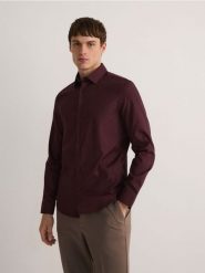 Bawełniana koszula slim fit - mahoniowy. Brązowe koszule męskie Reserved, l, bez wzorów, z bawełny, bez kołnierzyka, bez ramiączek. W wyprzedaży za 49.99 zł.