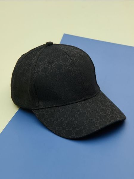 Czapka z daszkiem - czarny. Czarne czapki męskie Sinsay, bez wzorów. W wyprzedaży za 12.99 zł.