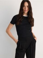 T-shirt regular z kontrastową lamówką - czarny. Czarne t-shirty damskie Reserved, l, bez wzorów, z bawełny, bez kołnierzyka. W wyprzedaży za 35.99 zł.