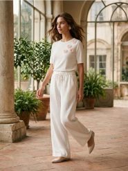 Wiskozowy sweter z aplikacjami 3D - kremowy. Białe swetry klasyczne damskie Sinsay, l, z wiskozy, bez kołnierzyka. Za 39.99 zł.