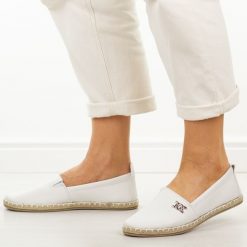 Białe espadryle damskie, półbuty Potocki 16374. Białe espadryle damskie POTOCKI, bez wzorów, z jeansu, bez obcasa, na płaskiej podeszwie. W wyprzedaży za 87.12 zł.