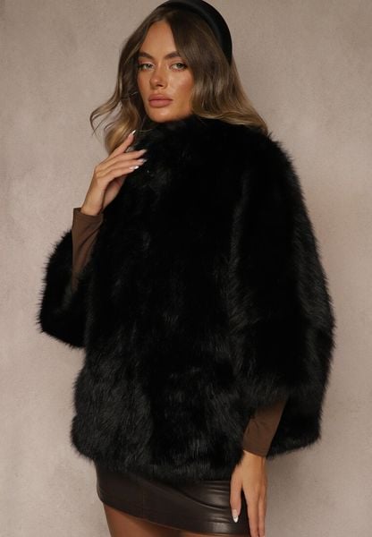 Czarna Kurtka Futerko z Kołnierzem i Szerokimi Rękawami 3/4 Zapinana na Suwak Clauda. Czarne kurtki damskie Renee, bez wzorów, z futra, bez kaptura. Za 229.99 zł.