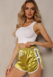 Żółte Szorty o Luźnym Kroju Wykończone Gumką w Pasie i Ściąganym Sznurkiem Ozdobione Napisem Panestia. Żółte szorty damskie Renee, z aplikacjami. Za 39.99 zł.