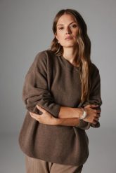WEŁNIANY SWETER BOBBY BRĄZOWY One size - Flawless. Brązowe swetry klasyczne damskie Flawless, z dzianiny, bez kołnierzyka. Za 798.00 zł.