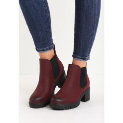 Bordowe Botki Cotopaxi. Czerwone botki damskie Born2be, z okrągłym noskiem, bez obcasa, na płaskiej podeszwie, bez zapięcia. Za 149.99 zł.