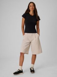 4F Spodenki casual damskie - kremowe XL. Białe spodenki sportowe damskie 4f, bez wzorów, z tkaniny, casualowe, z podwyższonym stanem. Za 169.99 zł.