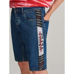 Jeansowe szorty z lampasami - Granatowy. Niebieskie szorty męskie Reserved, bez wzorów, z jeansu. W wyprzedaży za 39.99 zł.