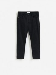 Jeansy carrot slim z efektem sprania - czarny. Czarne jeansy męskie Reserved. Za 139.99 zł.