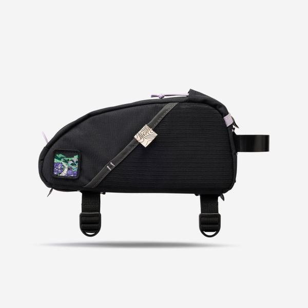 Torba rowerowa do bikepackingu Riverside ADVT 500 na górną rurę ramy 1,5 l. Czarne torebki klasyczne damskie ROCKRIDER, bez wzorów, z materiału, bez dodatków. Za 129.99 zł.