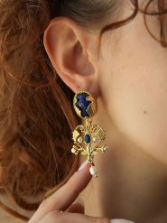 L'Atelier de Gaia Pozłacane kolczyki-wkrętki z lapis lazuli i perłami rozmiar: onesize. Niebieskie kolczyki damskie L'Atelier de Gaia, z lazurytem, pozłacane. Za 65.99 zł.