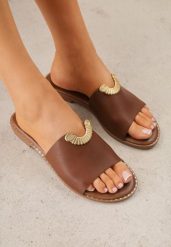 Ciemnobrązowe Klapki VICES z Biżuteryjnym Detalem w Kształcie Łuku Himemelle. Brązowe klapki damskie Born2be, z aplikacjami, z jeansu, bez obcasa, na płaskiej podeszwie. Za 79.99 zł.