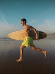 4F Spodenki plażowe boardshorty z filtrem UPF50+ męskie - zielone S. Zielone kąpielówki męskie 4f, m, bez wzorów, z materiału, na fitness i siłownię. Za 129.99 zł.