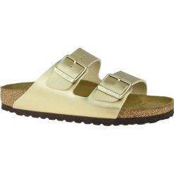 Klapki Birkenstock Arizona Bf 1016111 złoty. Żółte klapki damskie bez wzorów, ze skóry, bez obcasa. Za 602.42 zł.