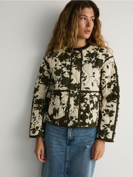 Lekka pikowana kurtka z bawełnianej tkaniny - oliwkowy. Zielone kurtki damskie Reserved, l, bez wzorów, z bawełny, bez kaptura. W wyprzedaży za 69.99 zł.