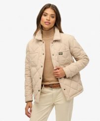 Superdry Pikowana kurtka Quilted Chore Liner – Humus Beige. Brązowe kurtki damskie Superdry., z aplikacjami, z materiału, bez kaptura. Za 348.00 zł.