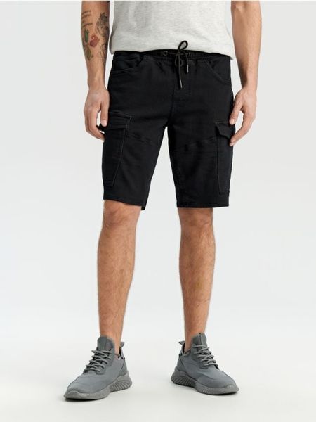 Szorty jeansowe jogger - czarny. Czarne szorty męskie Sinsay, z bawełny, bez kołnierzyka. Za 69.99 zł.