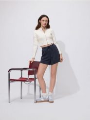 Szorty z modalem - ciemnoszary. Szare szorty damskie Reserved, bez wzorów, z dzianiny. Za 79.99 zł.