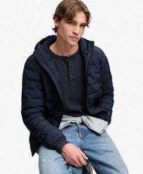 Superdry Pikowana kurtka Hooded Heat Weld z recyklingowanego poliestru – PETROL. Niebieskie kurtki damskie Superdry., m, bez wzorów, z materiału, z kapturem. Za 647.05 zł.