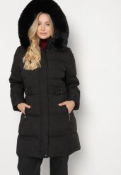 Czarna Pikowana Kurtka z Kapturem z Futrem i Paskiem w Talii Acendria. Czarne kurtki damskie Born2be, plus size, bez wzorów, z dzianiny, z kapturem. Za 199.99 zł.