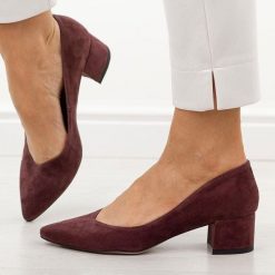 Śliwkowe zamsz skórzane Polskie czółenka damskie na obcasie Prestige 2235/obl. Fioletowe czółenka damskie Prestige, bez wzorów, ze skóry, bez obcasa, na obcasie. Za 419.00 zł.