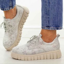 Srebrne skórzane półbuty damskie Filippo Dp6846/26. Szare półbuty damskie Filippo, bez wzorów, z jeansu, eleganckie, z okrągłym noskiem, bez obcasa, na platformie. Za 269.00 zł.