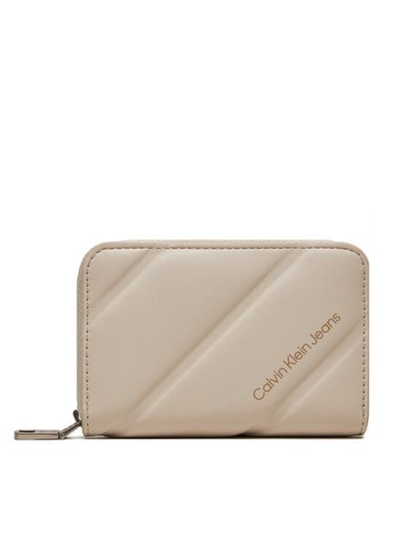 Calvin Klein Jeans Portfel Quileted Med Zip K60K612256 Écru. Białe portfele damskie Calvin Klein Jeans, bez wzorów, z jeansu. Za 259.99 zł.
