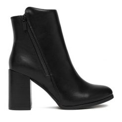 Botki Clara Barson. Czarne botki damskie Clara Barson, bez obcasa, na słupku, bez zapięcia. Za 169.99 zł.