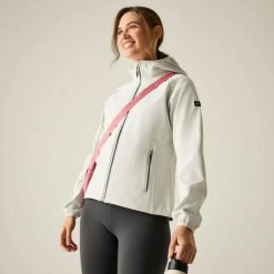 Damska wiatrówka Regatta Arec III Softshell. Szare kurtki softshell damskie Regatta, m, bez wzorów, z elastanu, z kapturem. Za 217.00 zł.