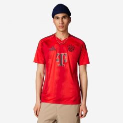 Koszulka piłkarska ADIDAS Bayern Monachium domowa sezon 24/25. Czerwone bluzki damskie Adidas, s, bez wzorów, sportowe, bez kołnierzyka, bez ramiączek. Za 469.99 zł.
