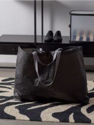 Torba do przechowywania ze ściągaczem - czarny. Czarne torebki klasyczne damskie Sinsay, bez wzorów, bez dodatków. Za 17.99 zł.